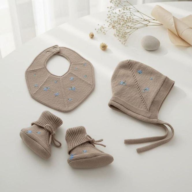 Hovedbilde Brodert Barselsett - Økologisk Bomull (0-3 mnd)